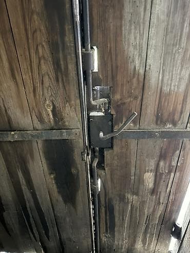 Распашные ворота: Гаражные ворота распашные из дерева с металлическим каркасом. Размер — 2