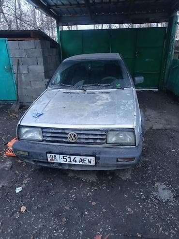 колёса на авто: Автомобиль седан, серебристый цвет, 4 двери. Основные особенности: - — 5