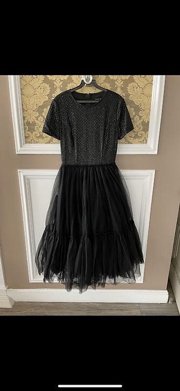Жеке буюмдар: Черное вечернее платье с пайетками и фатиновой юбкой Италия Размер — 2