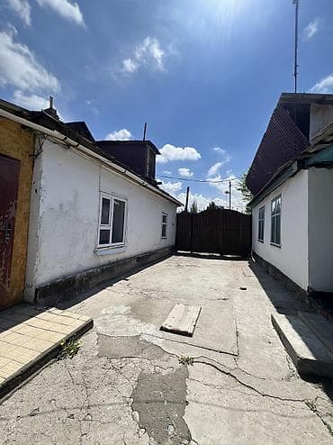 Продаётся угловой дом в самом центре города, участок 7,5 соток