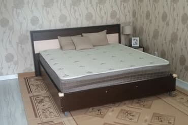 кровать двухместная: Двуспальная кровать с матрасом. - Размер приблизительно 160×200 см — 1