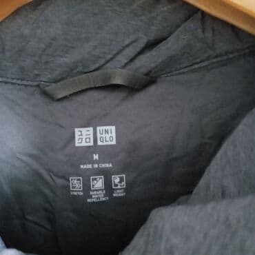 пуховик uniqlo: Пуховик Uniqlo с капюшоном, женский, размер M. - Цвет: темно‑серый. - — 2