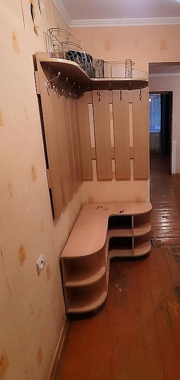 Батирлер: 3 бөлмө, Менчик ээси, Чогуу жашоосу жок, Жарым -жартылай эмереги бар — 4