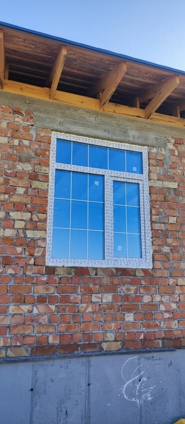 пластиковые витражи: Металлопластиковое окно стандартного размера, оснащенное двухкамерным — 1