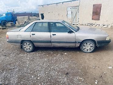 Audi 100: 1987 г., 1.8 л, Механика, Бензин, Седан