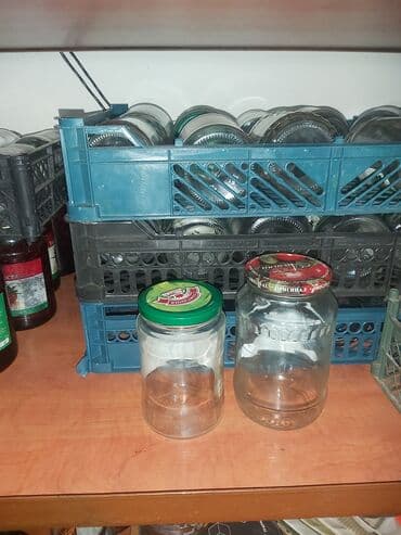 литровая банка: Банки литровые по15сом . есть больше 200 штук.еще есть большие и — 1