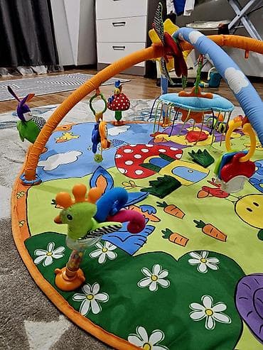 Развивающий коврик с дугами и подвесными игрушками для малышей -