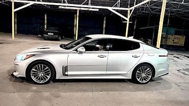 яркие: Kia Stinger: 2018 г., 2 л, Седан — 8