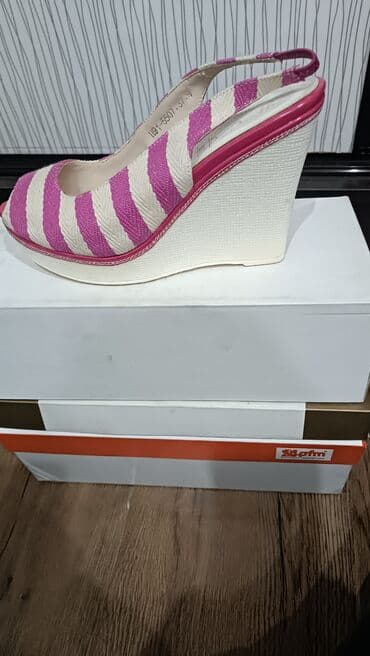 Прокат одежды: Босоножки на танкетке Размер: 37,5 (европейский) Состояние: Новые / в — 1