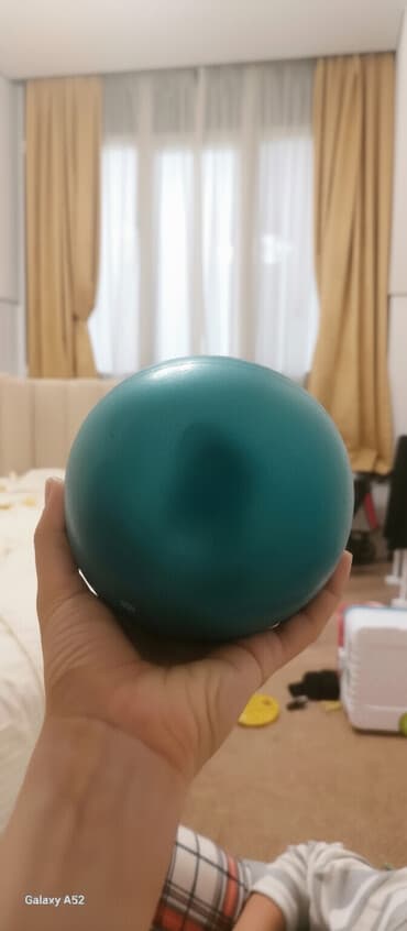 мяч для художественной: Небольшой мяч для упражнений бирюзового цвета, предназначенный для — 1