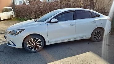 Белый седан среднего класса.
Под выкуп CHANGAN EADO 2020 года