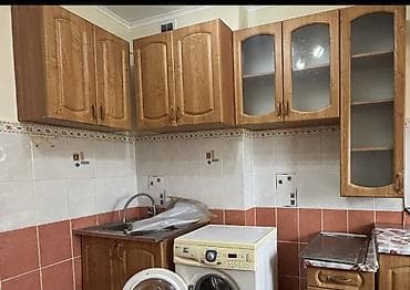 Набор кухонных шкафов с отделкой под дерево, верхние шкафы в хорошем