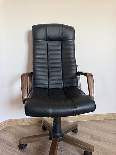 кресло офисное престиж: Офисное кресло, Б/у, С колесиками, цвет - Черный, Кожа, Самовывоз — 1
