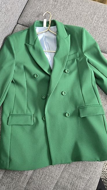 Женский костюм-двойка из плотной костюмной ткани ярко‑зеленого цвета