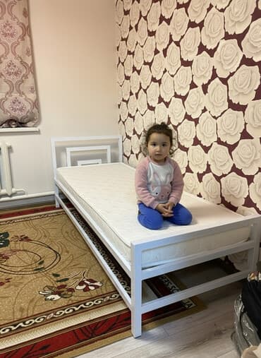 Односпальная кровать с белым металлическим каркасом. В основании at lalafo.kg Односпальная кровать с белым металлическим каркасом. В основании