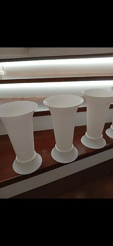 корзина севет: Белые декоративные вазы на ножке - Материал: пластик (легкие — 2