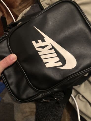 Сумка через плечо Nike - Компактная вертикальная модель из чёрного