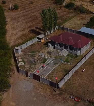 сдаю дом в покровке: Просторный одноэтажный дом с участком и ограждённой территорией. - — 1