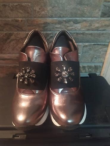 батек алтын: 39 размер, чуть-чуть маломерят. Новые, продаю, потому что размер не — 1