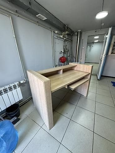Торговое оборудование: Компьютерный стол с выдвижной полкой под клавиатуру. Примерные — 3