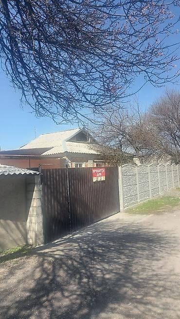 Продаётся жилой дом с большим двором и садом. Описание: -