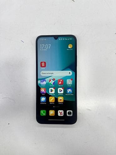 Смартфон Xiaomi (MIUI) с каплевидным вырезом экрана и двойным модулем