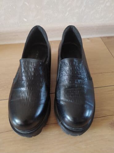 женские брендовые туфли недорого: Продаю женские кожаные осенние туфли на широкую ногу, размер 38. Б/у — 1