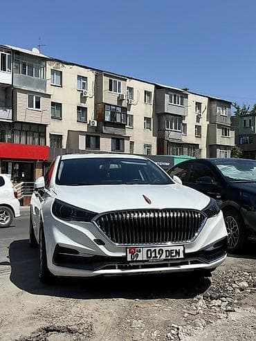 geely preface: Hongqi H5, белый седан бизнес-класса. 1.8 турбо. На проставках — 2