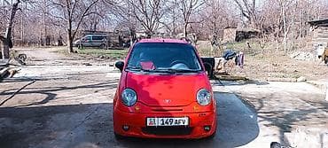 жеңил машина: Компактный пятидверный городской хэтчбек красного цвета. Основные — 6