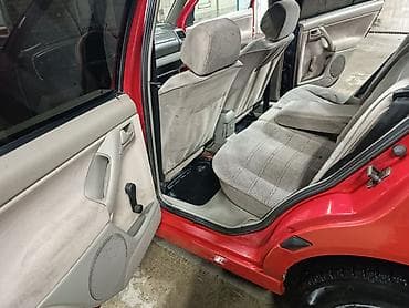 Транспорт: Volkswagen Vento: 1993 г., 2 л, Механика, Бензин, Седан — 5
