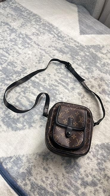 apple whatch: Сумка через плечо компактного формата с монограммным принтом. - — 4