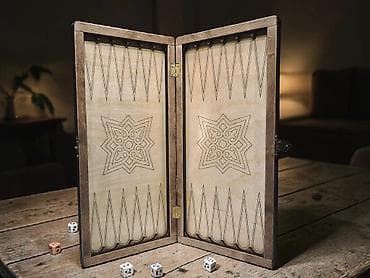 Нарды 1030 компактные. В раскрытом виде нарды имеют размер 41х39 см — 2