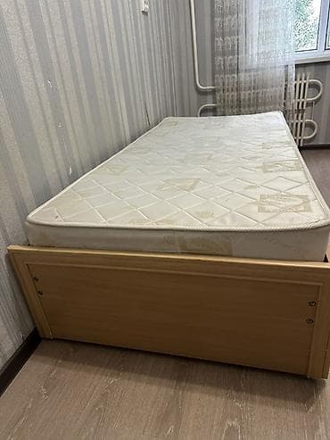 small table: Односпальная кровать с матрасом и выдвижными ящиками, есть изголовье — 4