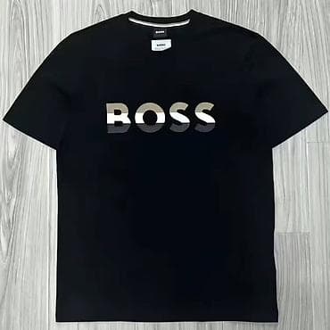 Футболка черная с крупным логотипом «BOSS» на груди. - Классический