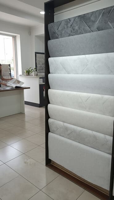 обои на мебель: Стенд с образцами обоев представляет собой коллекцию различных текстур — 1