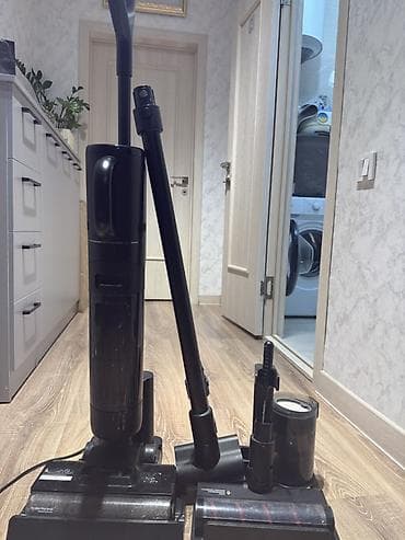 Вертикальный пылесос с набором насадок и аксессуаров. Особенности: -