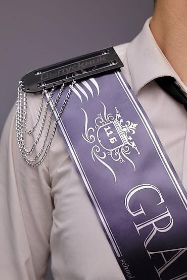 атласная лента: Выпускные аксессуары 2026: ленты и броши - Праздничные ленты на плечо — 4