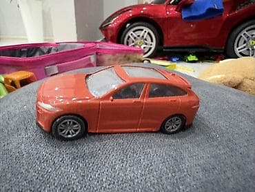 игрушечная машина на которой можно ездить: Игрушечная машинка — легковой кроссовер, масштаб примерно 1:32– цвет — 2