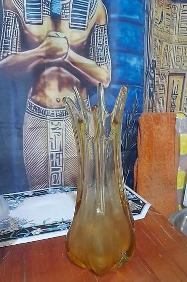 Стеклянная декоративная ваза, вытянутая форма с «плавящимися» волнами