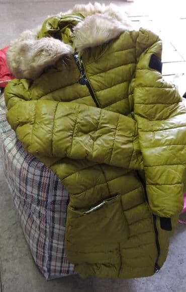 женский пиджак куртку: Продаю вещи, за это всё 3000 сом. Там есть куртки, мужская одежда — 3