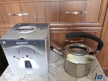 формы для свечей: 2,5 литра. Продаю отличный чайник BergHOFF Новый. спайка где носик — 1