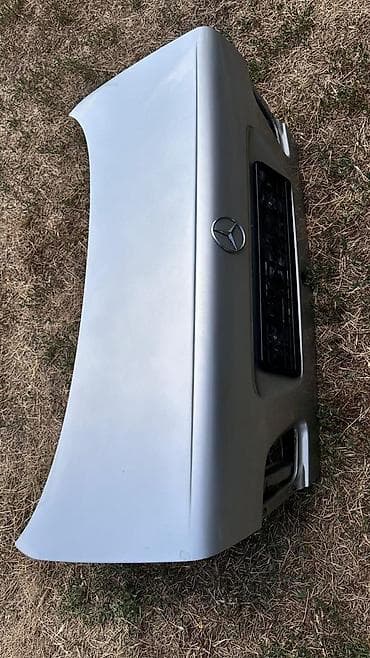 w210 e320: Крышка багажника Mercedes-Benz W210 в серебристом цвете. На фото — 3