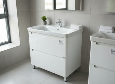 шкафы для ванны: Белая тумба с раковиной, предназначенная для ванных комнат. Раковина — 1