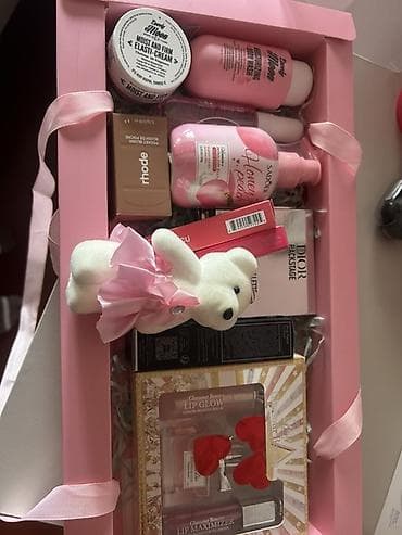 Подарочный бьюти‑бокс в розовой подарочной коробке с бантом. Набор