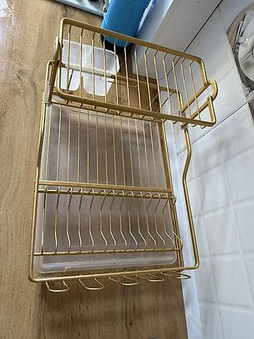 сушилкой: Двухуровневая сушилка для посуды золотистого цвета, предназначенная — 1