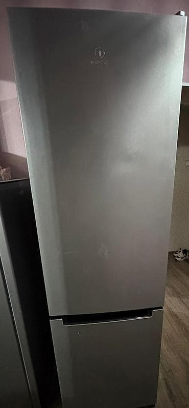 Холодильник Indesit, Б/у, Двухкамерный, De frost (капельный), 60 * 195 * 45