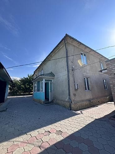 Продаётся двухэтажный жилой дом с закрытым двором и капитальным at lalafo.kg Продаётся двухэтажный жилой дом с закрытым двором и капитальным