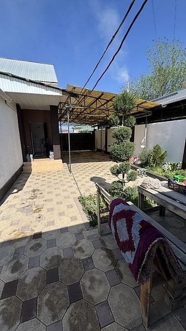 Кыймылсыз мүлк: Продаётся дом с благоустроенным двориком и навесом. Основные — 1