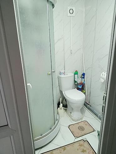 Кыймылсыз мүлк: 🏡 Продается 5-комнатный кирпичный дом с верандой и садом! 📍 Район: АЮ — 4
