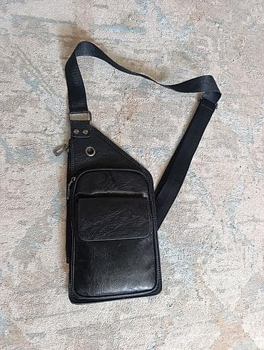 Сумка через плечо/на грудь, черная, вертикального формата. - — 1